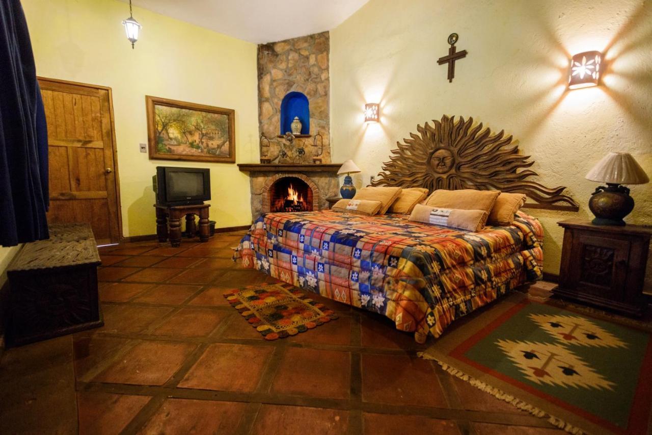 Lago Sol Hotel & Suites Tzintzuntzan Bagian luar foto